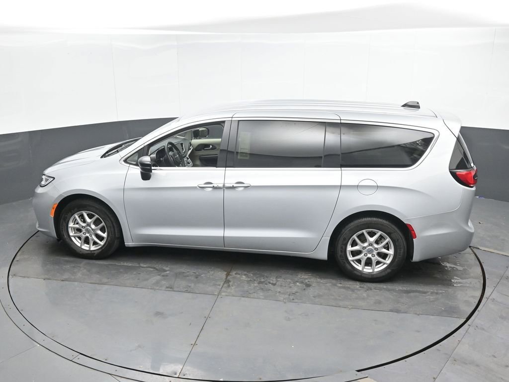 Used 2024 Chrysler Pacifica Touring-L FWD image 37