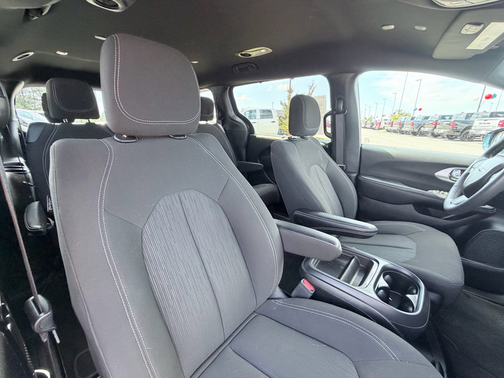 Used 2022 Chrysler Pacifica Touring FWD image 26
