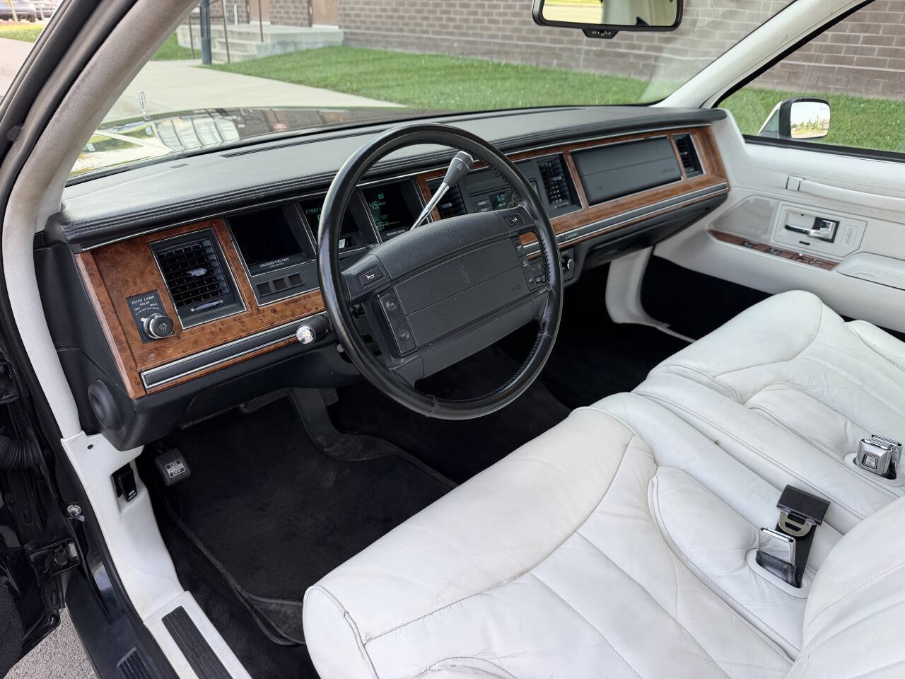 Used 1994 Lincoln Town Car Signature RWD image 12