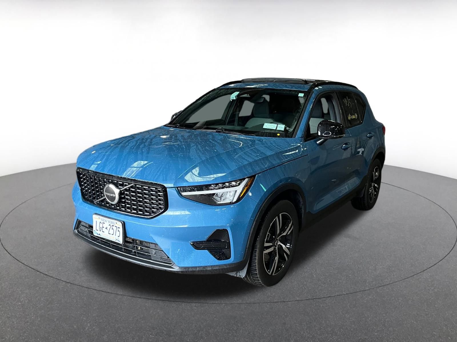 Used 2024 Volvo XC40 B5 Core image 3