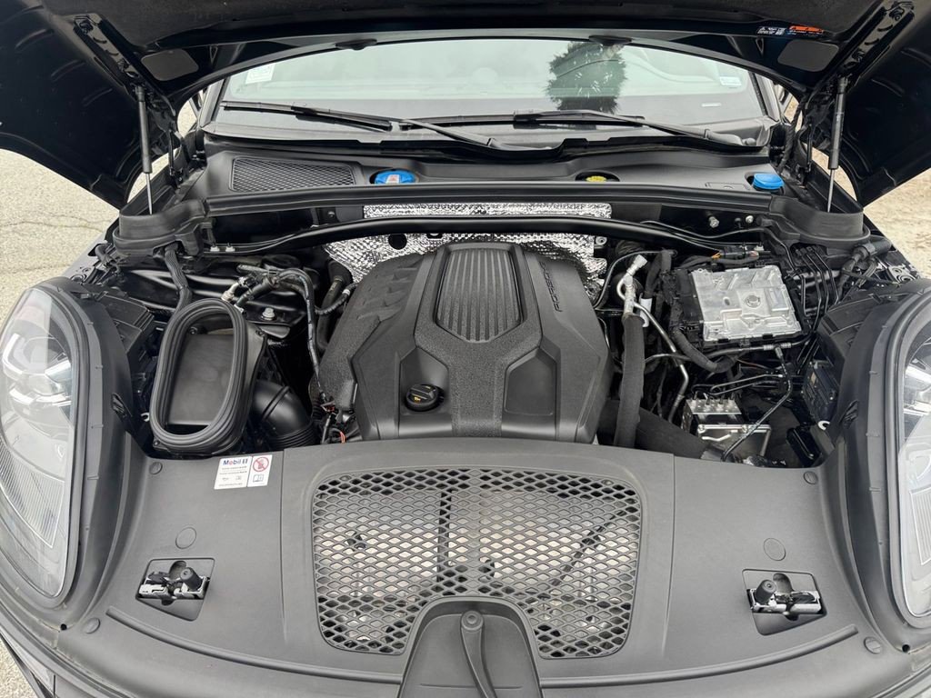 Used 2024 Porsche Macan AWD/4WD image 38