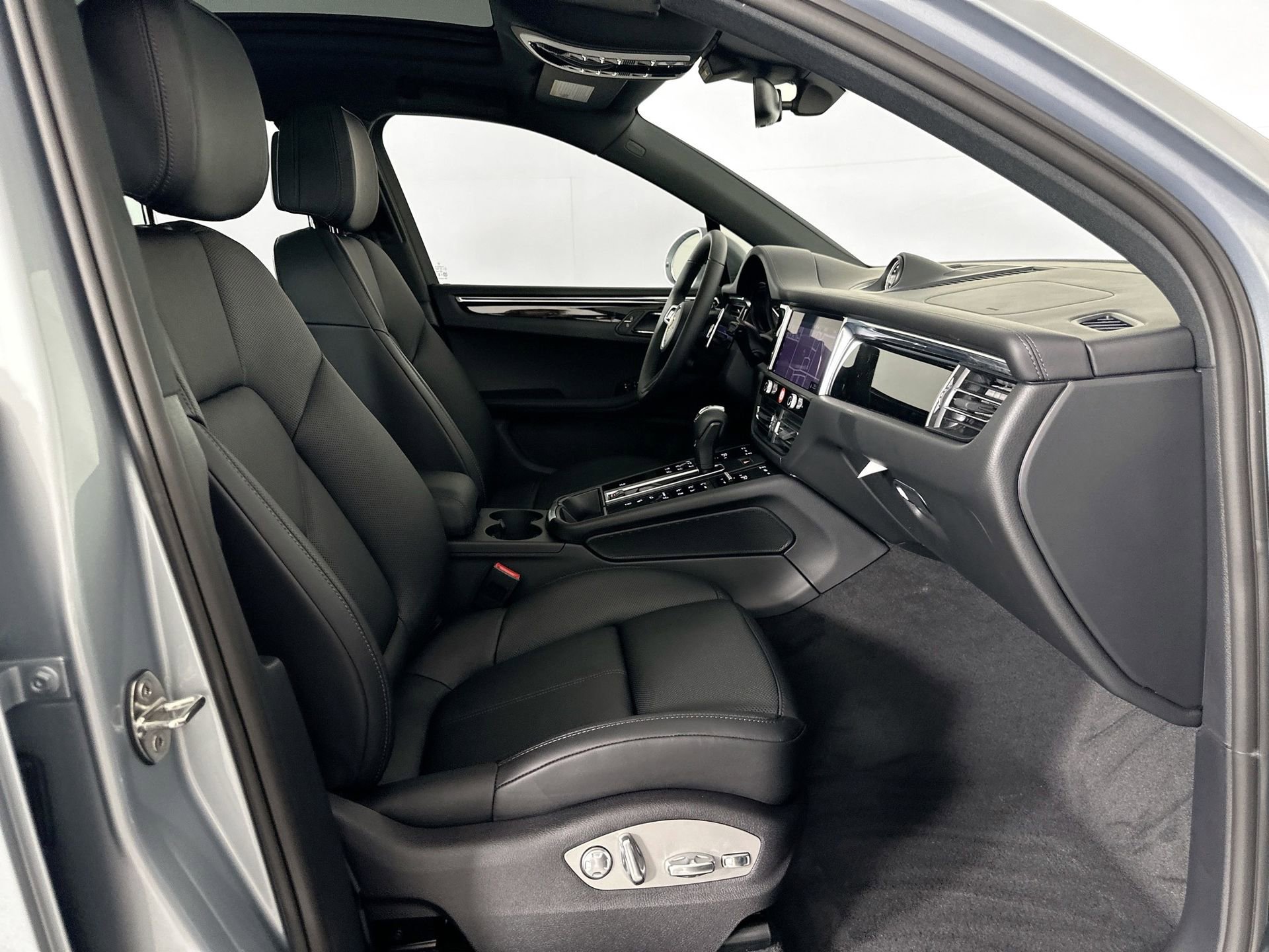 Certified 2026 Porsche Macan image 28