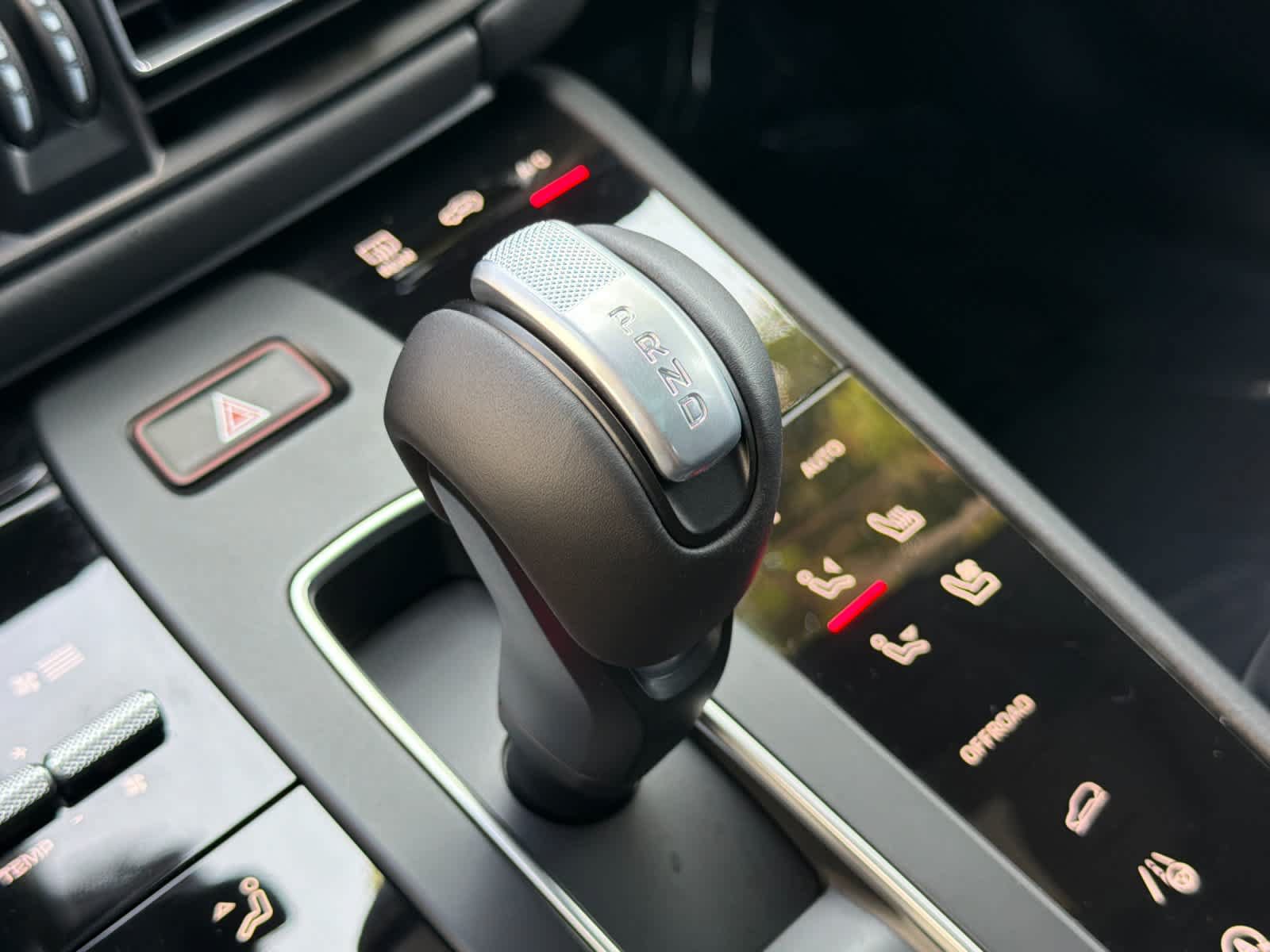 Certified 2025 Porsche Macan AWD/4WD image 24