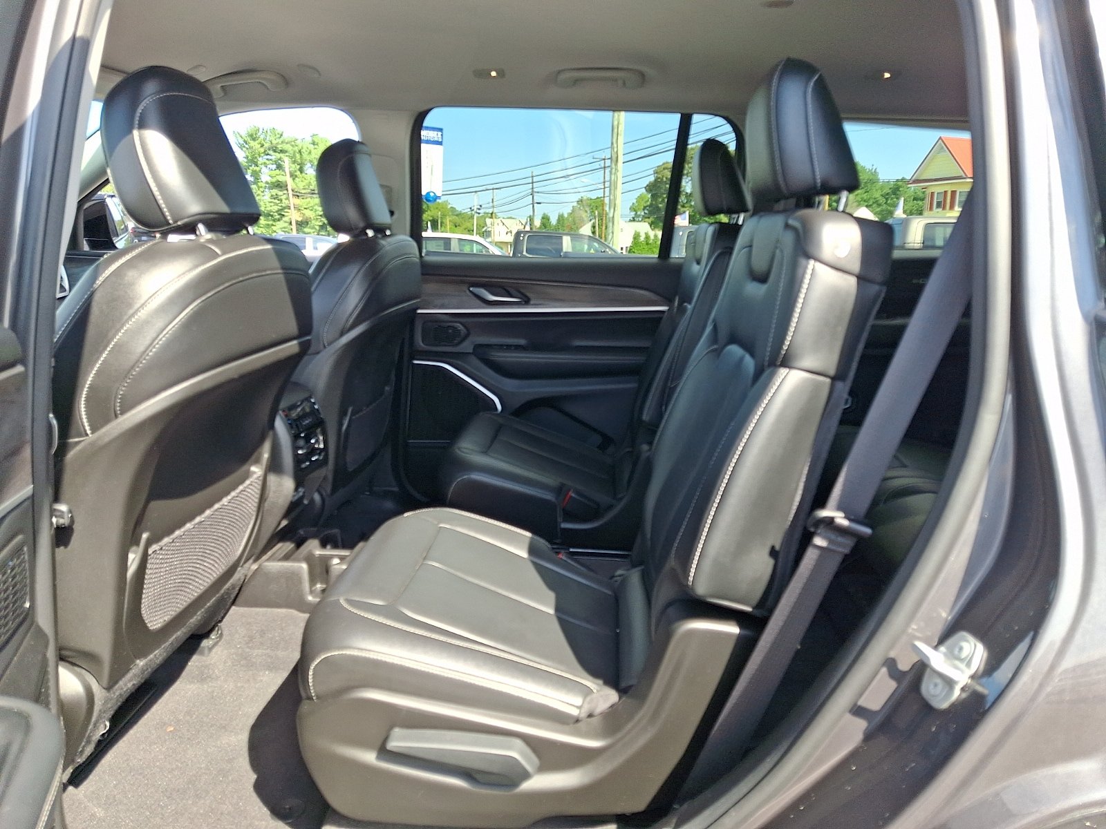 Certified 2022 Jeep Grand Cherokee L Limited AWD/4WD image 10