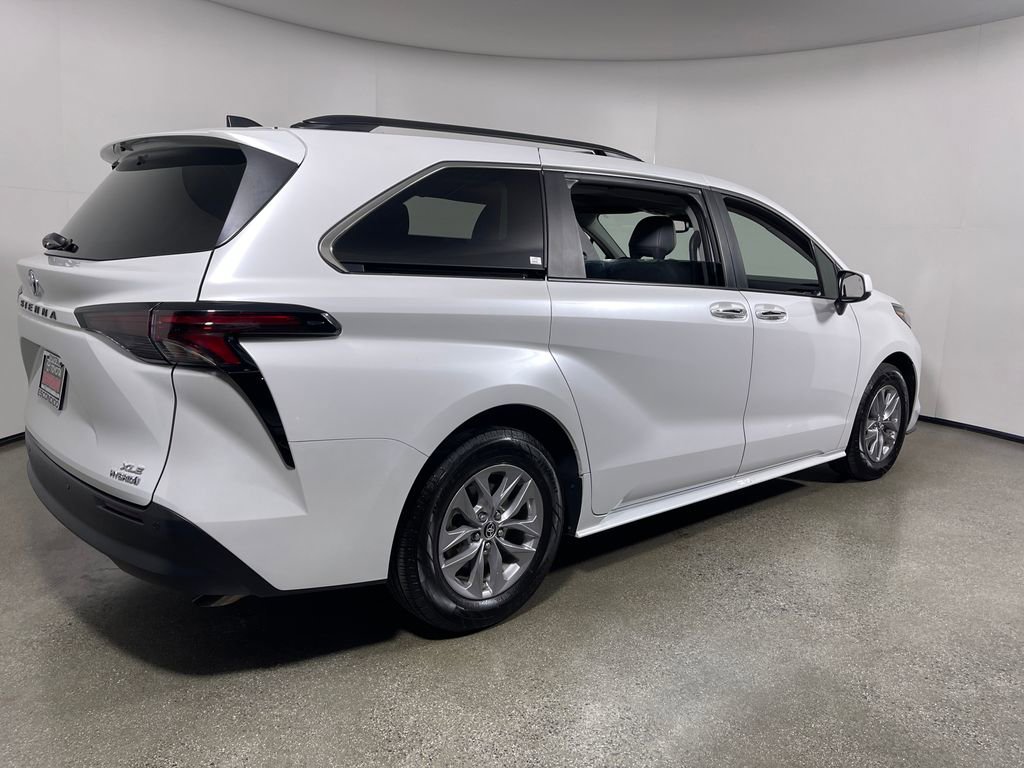 Certified 2024 Toyota Sienna XLE image 3