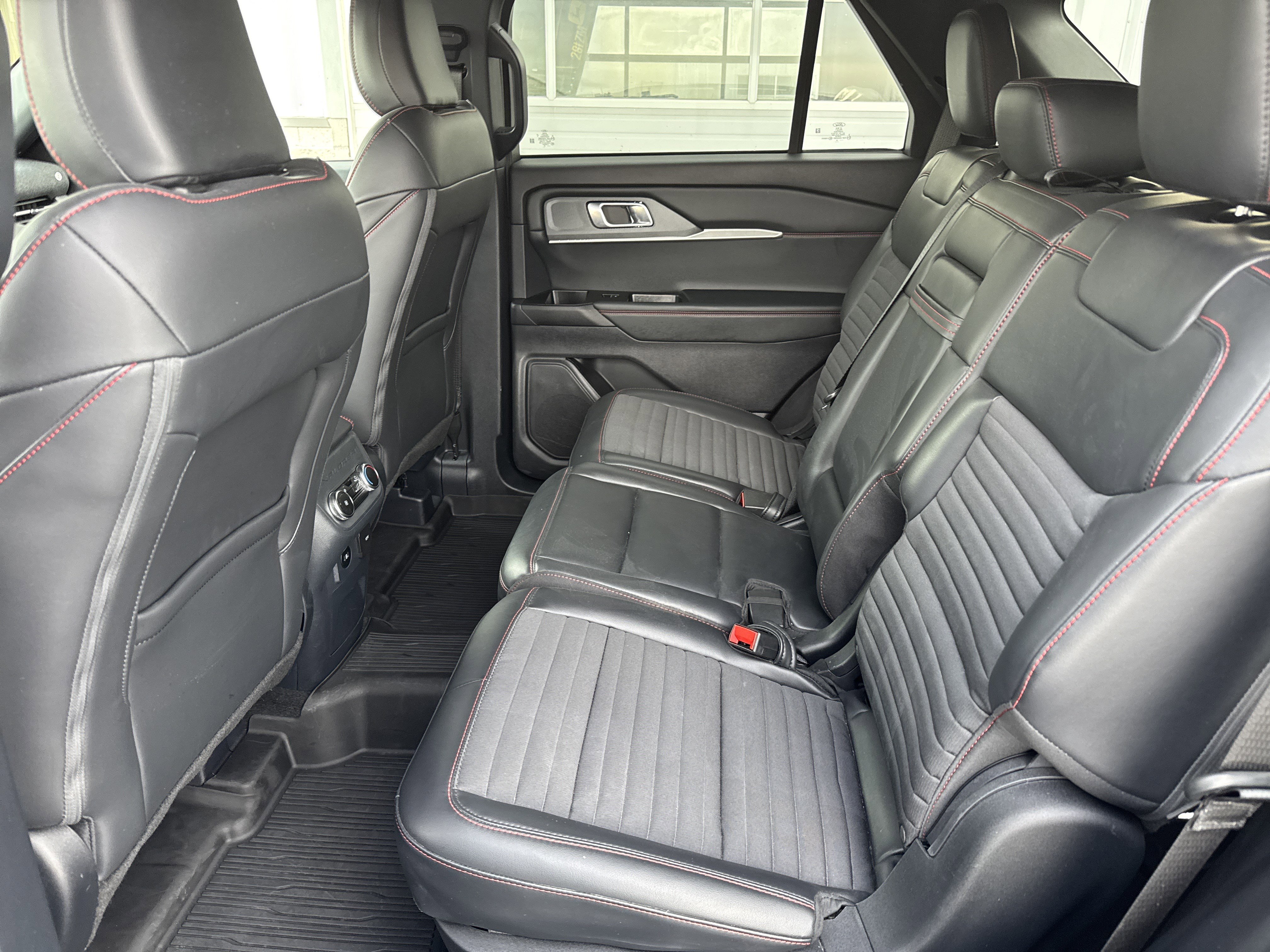 Used 2025 Ford Explorer ST-Line w/ ST-Line Street Pack image 27