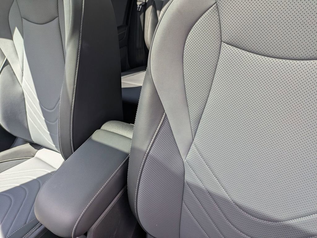 Used 2025 Volkswagen Tiguan SE w/ Panoramic Sunroof Package AWD/4WD image 17