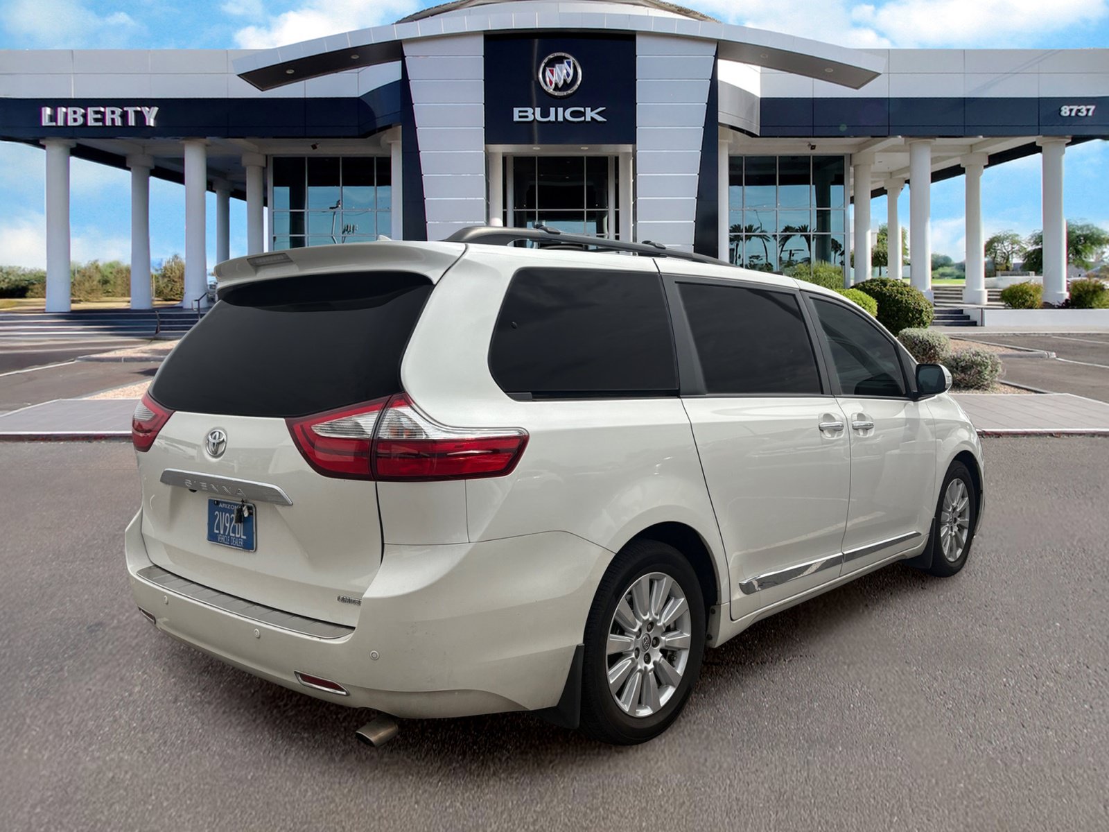 Used 2017 Toyota Sienna Limited FWD image 2