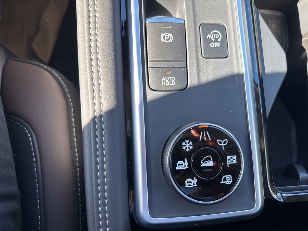 New 2025 Nissan Pathfinder Platinum w/ Black Appearance Package image 28