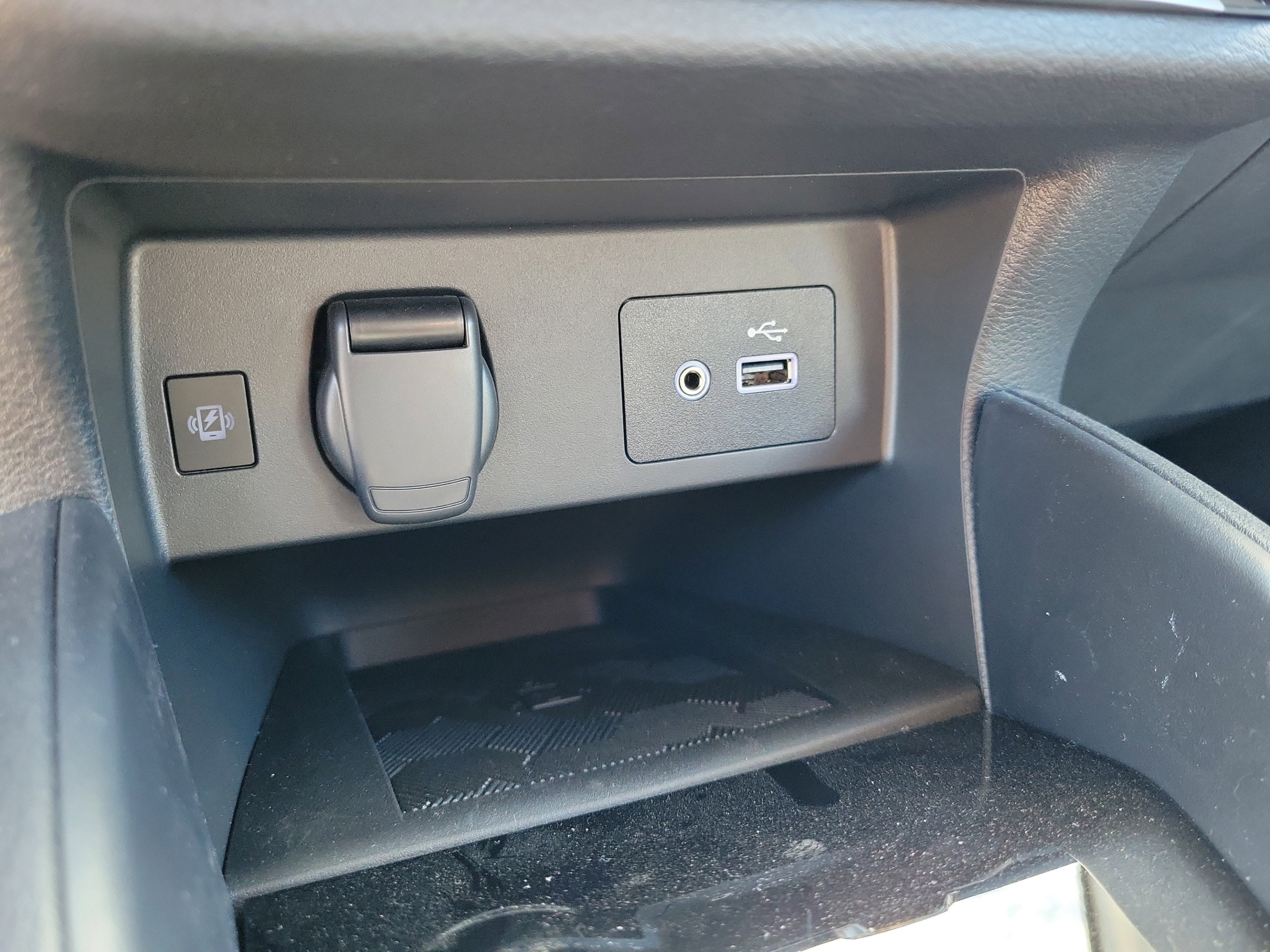 New 2025 Nissan Versa SV w/ Trunk Package FWD image 27