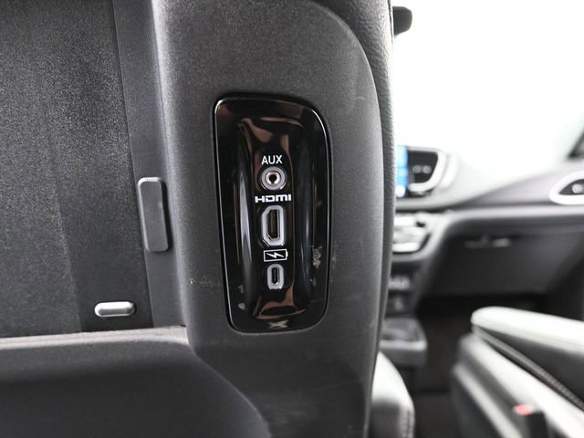 Used 2022 Chrysler Pacifica Touring-L w/ Uconnect Theater Family Group image 43