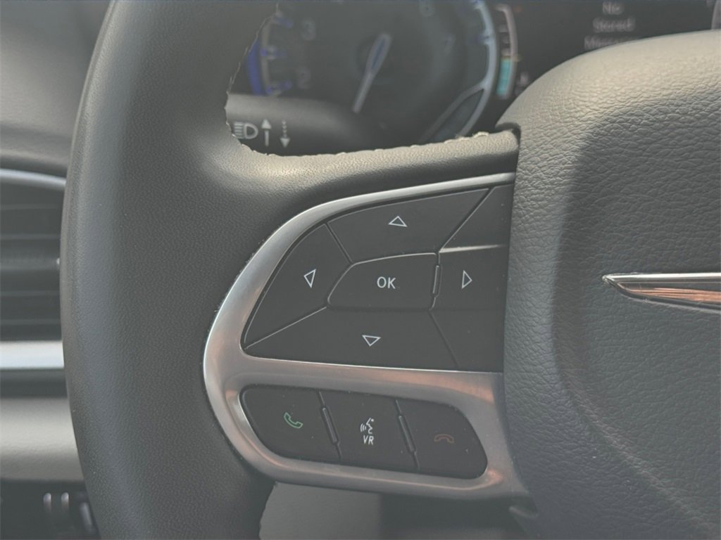 Used 2023 Chrysler Pacifica Touring-L image 21