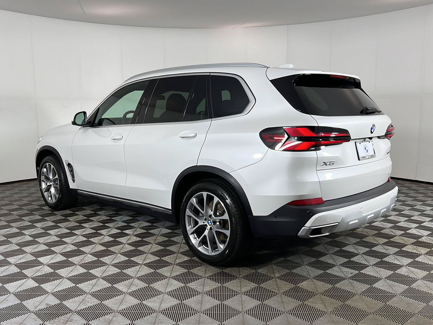 Used 2024 BMW X5 xDrive40i w/ Premium Package AWD/4WD image 9