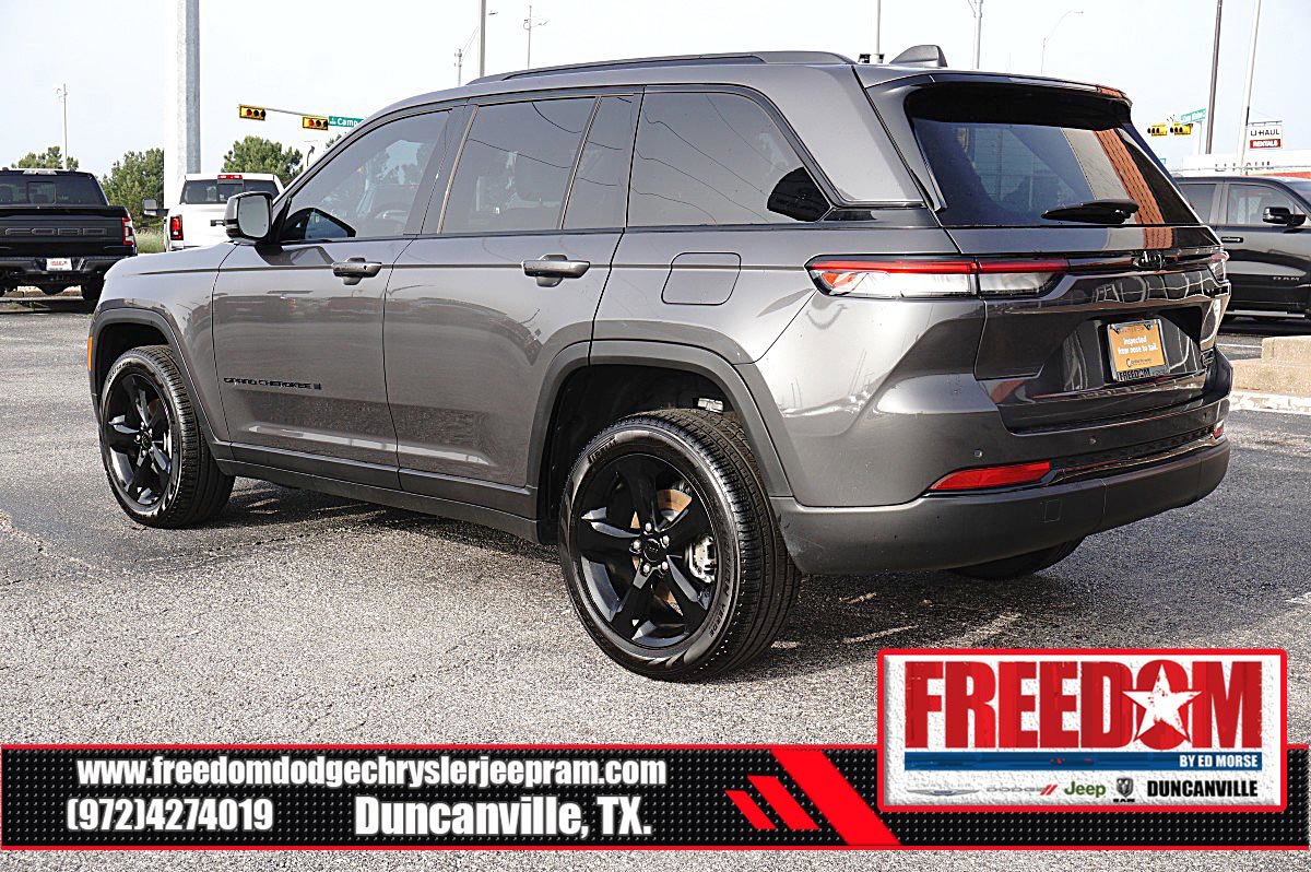 Certified 2025 Jeep Grand Cherokee Limited w/ Black Appearance Package RWD image 3