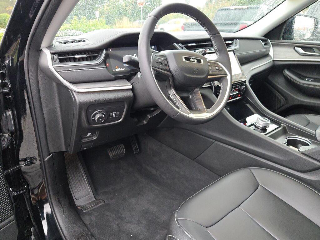 Used 2024 Jeep Grand Cherokee Limited w/ Black Appearance Package AWD/4WD image 23