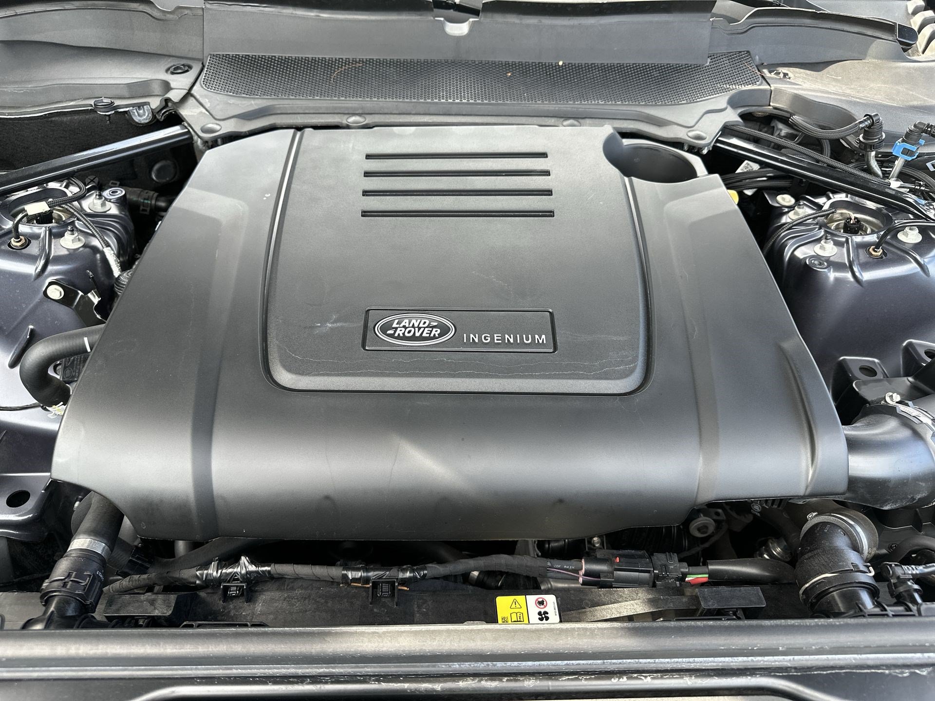 Used 2024 Land Rover Discovery Dynamic SE AWD/4WD image 17
