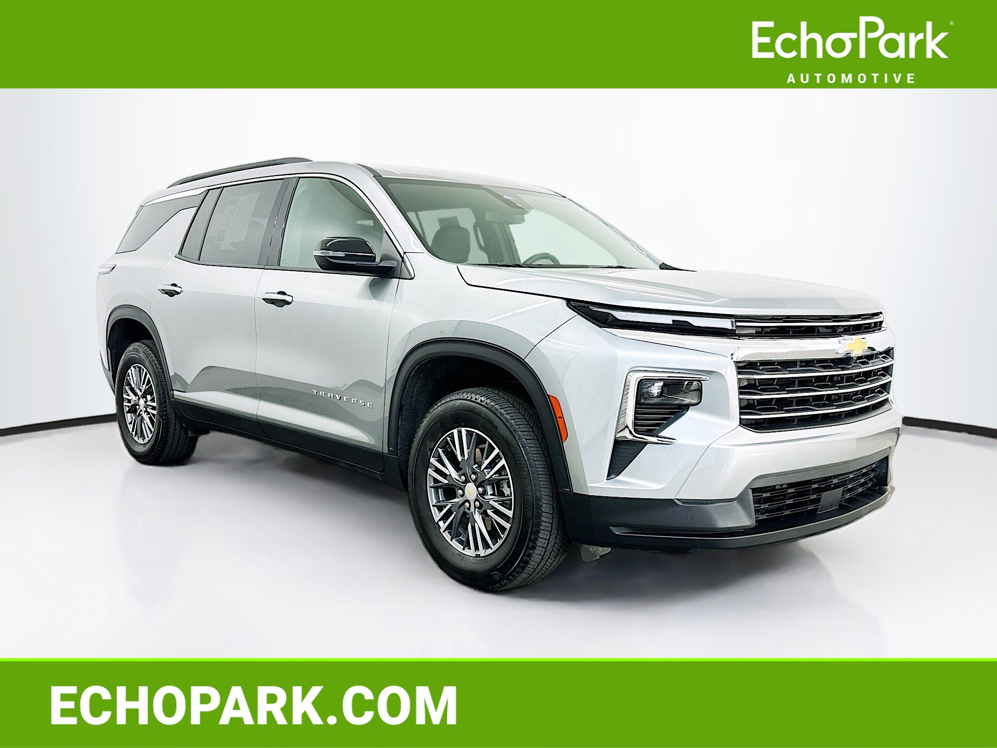 Used 2025 Chevrolet Traverse LT image 1