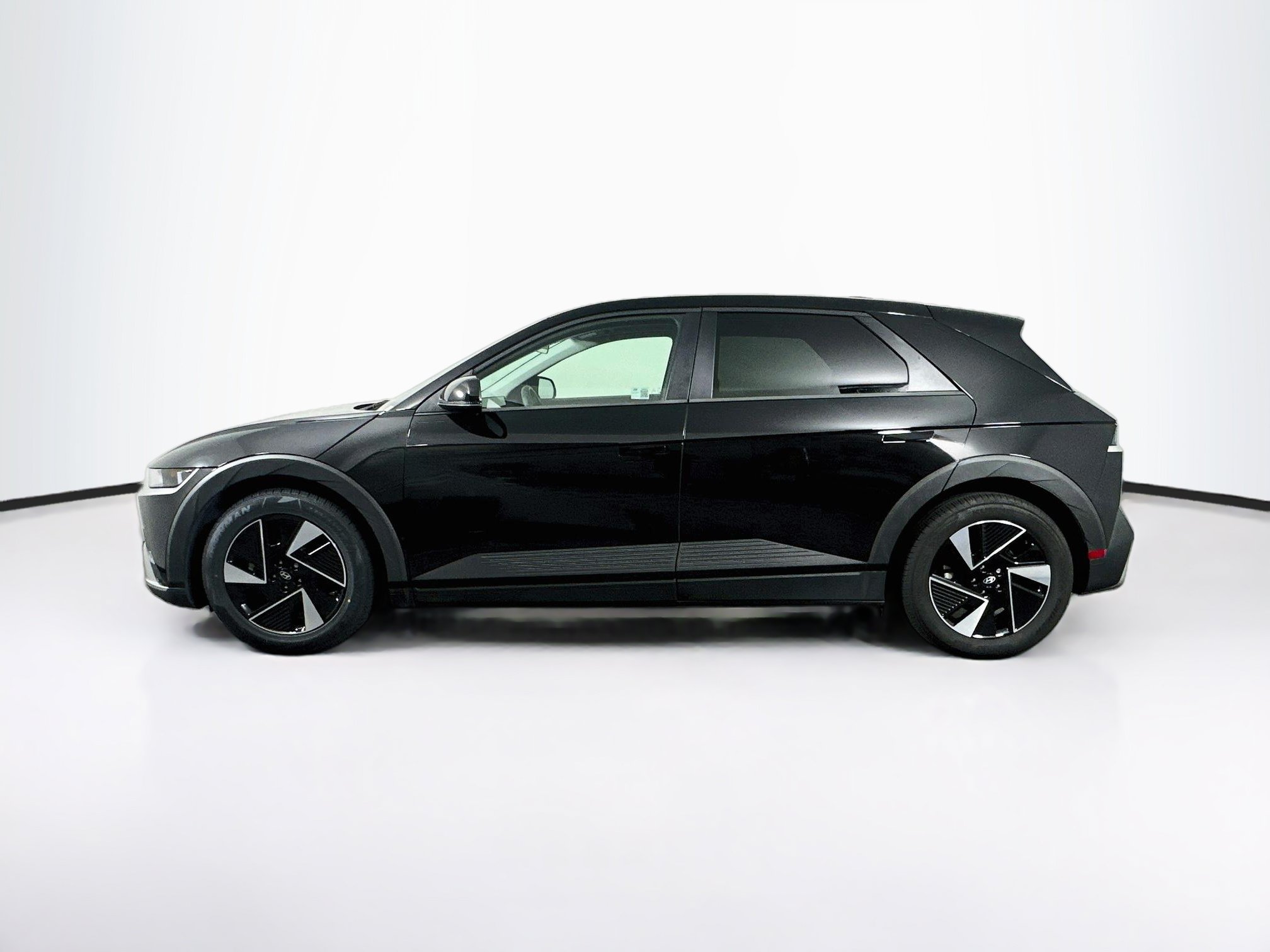 Used 2025 Hyundai Ioniq 5 SE RWD image 4
