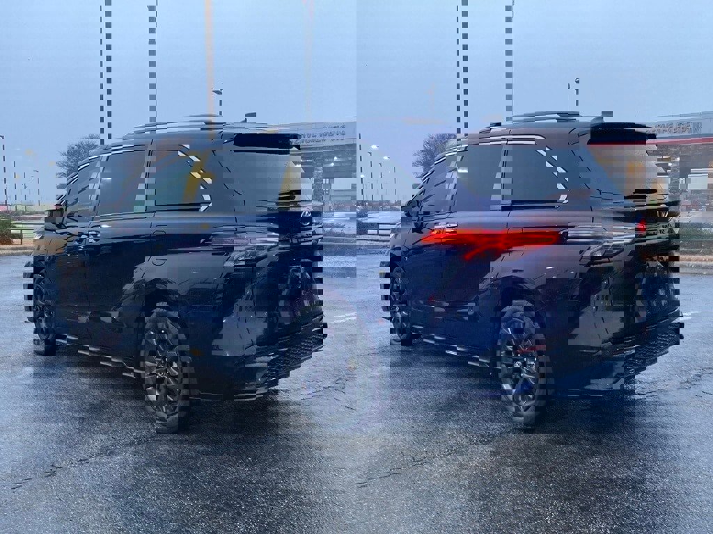 Certified 2022 Toyota Sienna XSE image 7