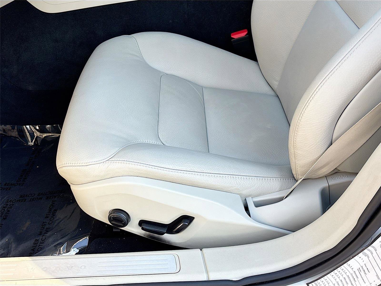 Used 2025 Volvo V60 B5 Cross Country Plus image 19