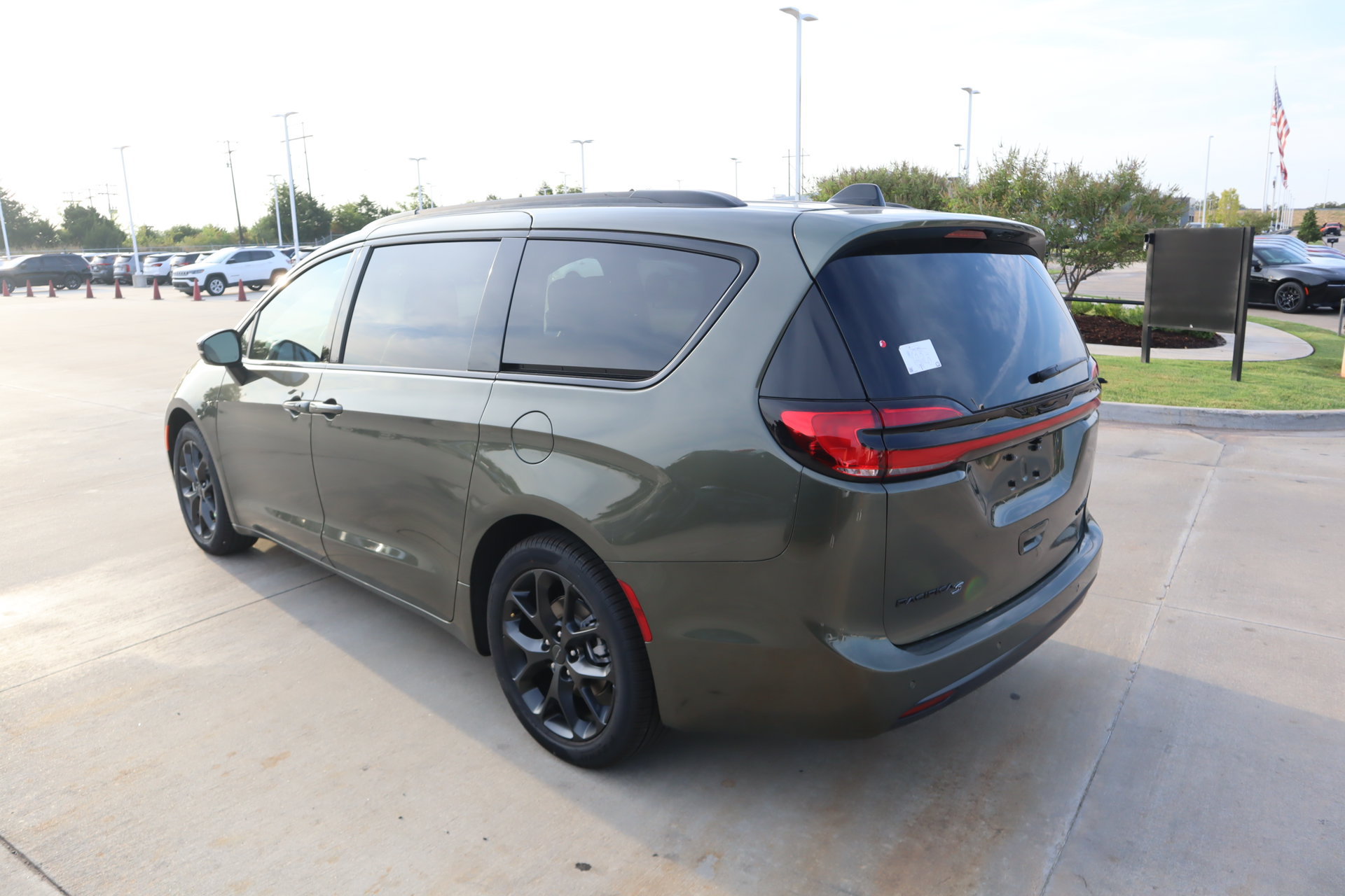 New 2027 Chrysler Pacifica Limited FWD image 24