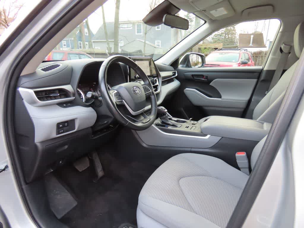Used 2023 Toyota Highlander LE AWD/4WD image 2
