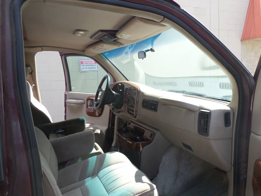 Used 2000 Chevrolet Express 1500 RWD image 17