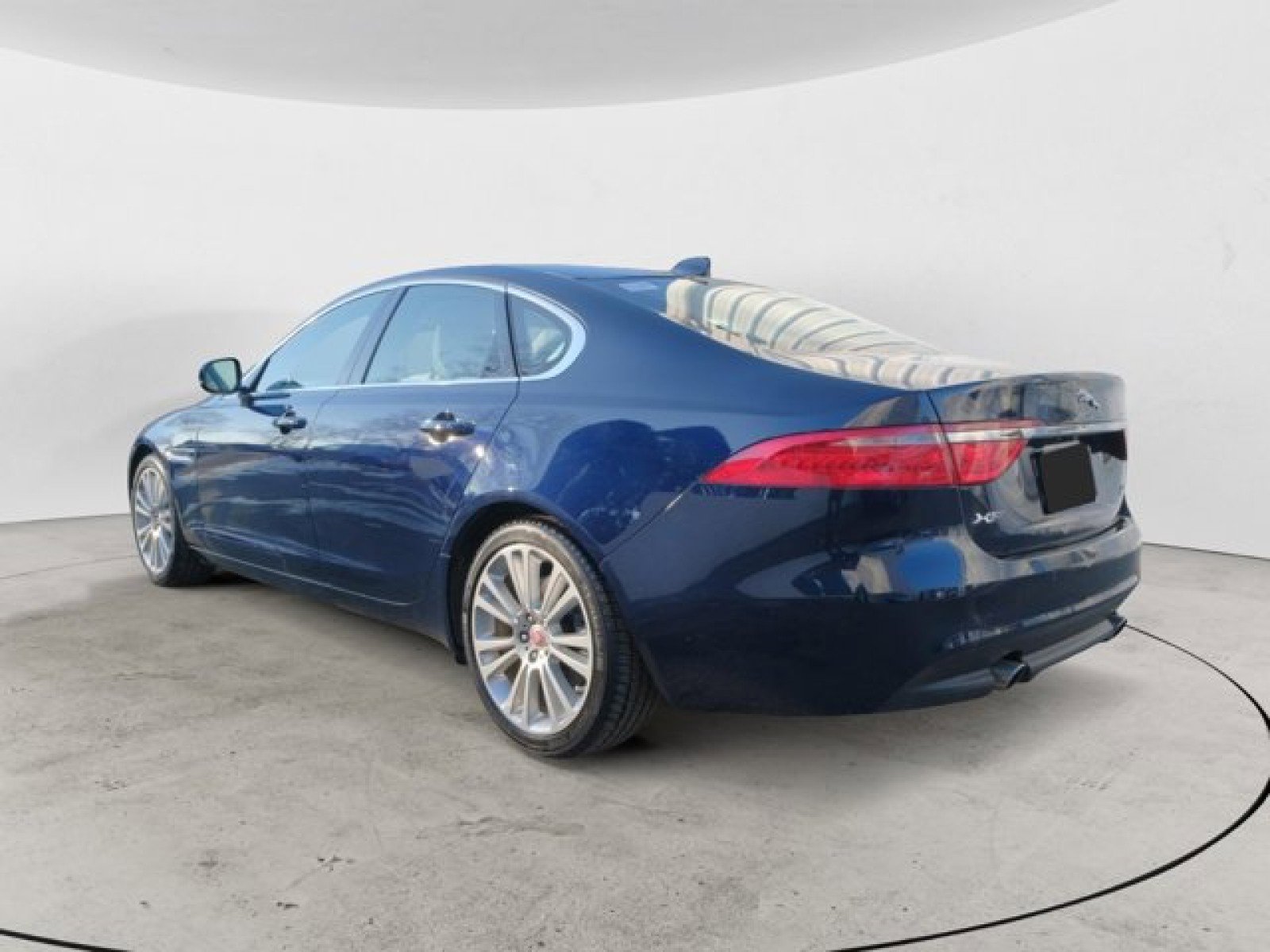 Used 2020 Jaguar XF Premium image 3