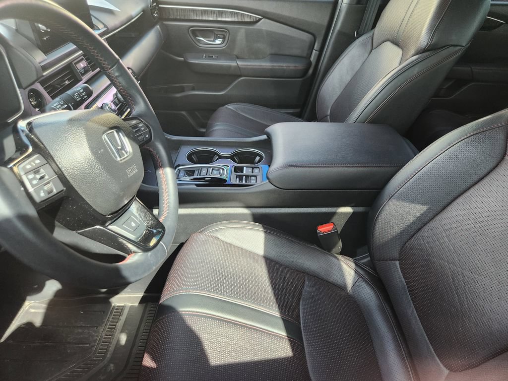 Used 2025 Honda Pilot Black Edition image 9