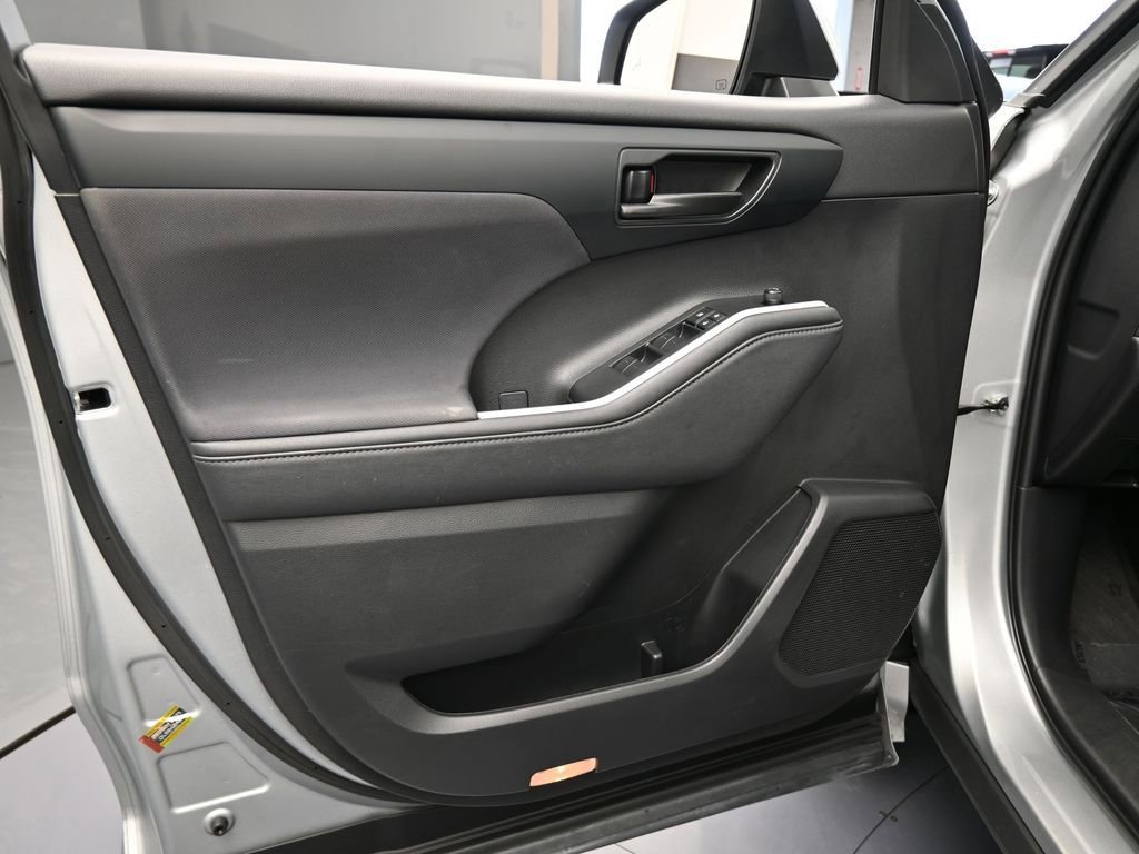 Used 2023 Toyota Highlander LE image 17