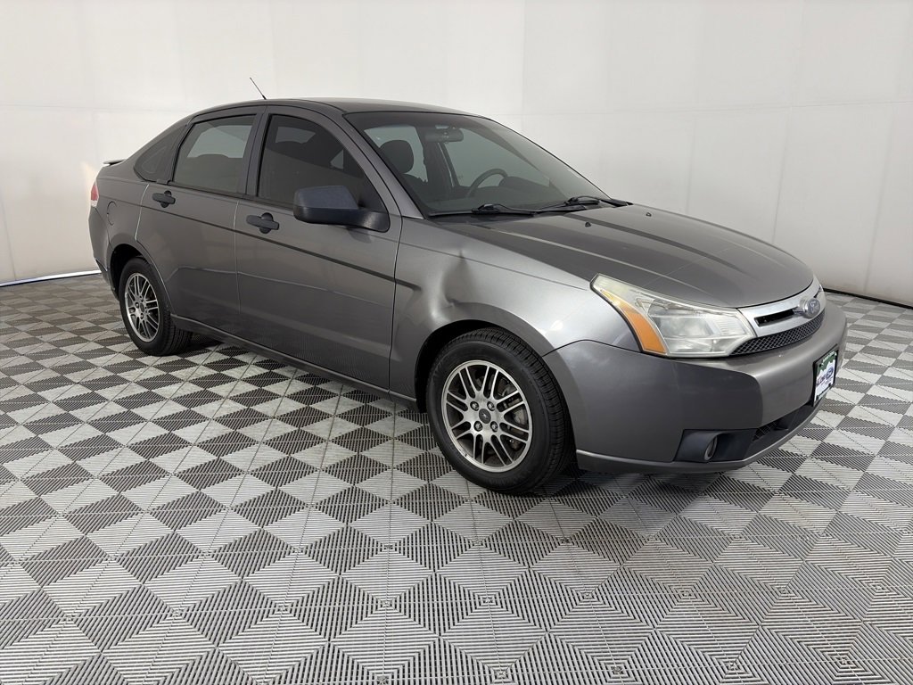 Used 2010 Ford Focus SE image 1