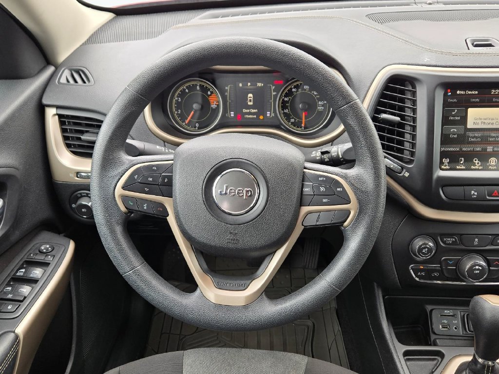 Used 2018 Jeep Cherokee Latitude FWD image 20