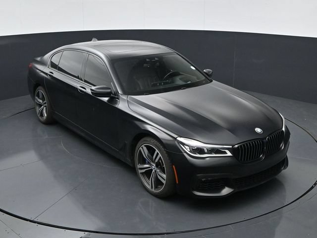 Used 2018 BMW 750i w/ Executive Package RWD image 27