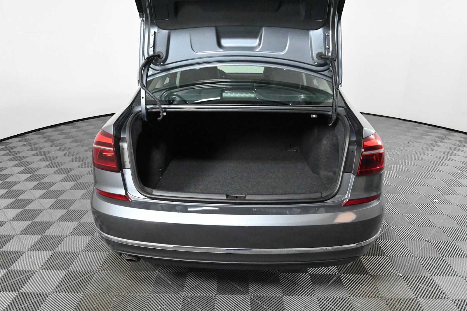 Used 2019 Volkswagen Passat 2.0T Wolfsburg FWD image 8
