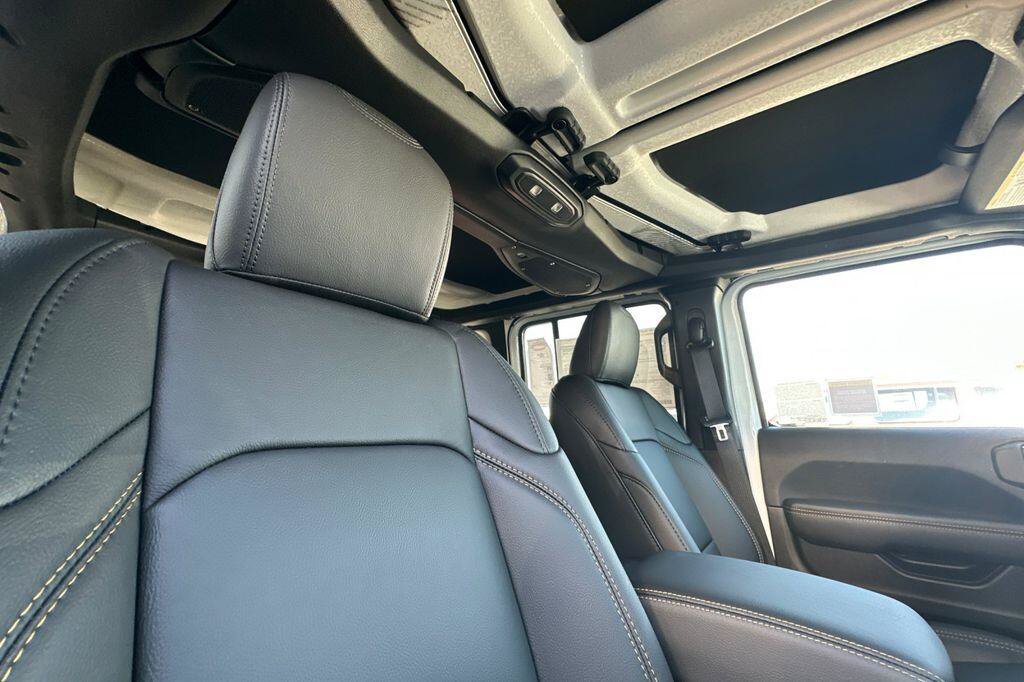New 2026 Jeep Wrangler Unlimited Sahara AWD/4WD image 17
