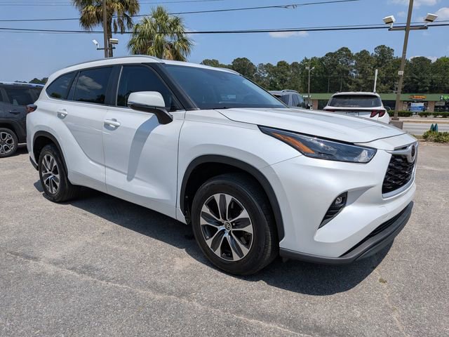 Used 2023 Toyota Highlander XLE image 2