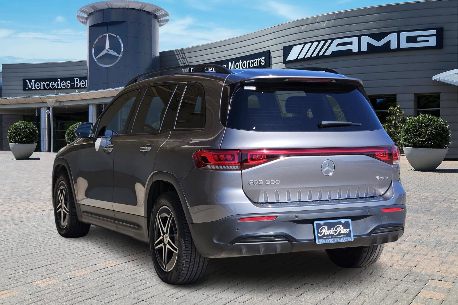 Used 2023 Mercedes-Benz EQB 300 4MATIC image 4