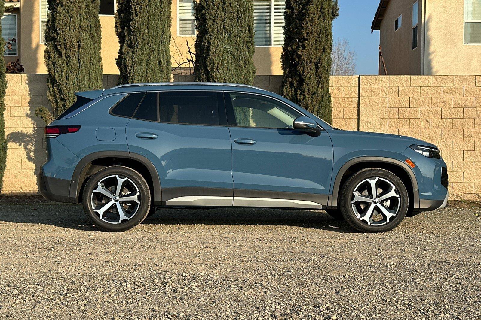 New 2026 Volkswagen Tiguan SE FWD image 2