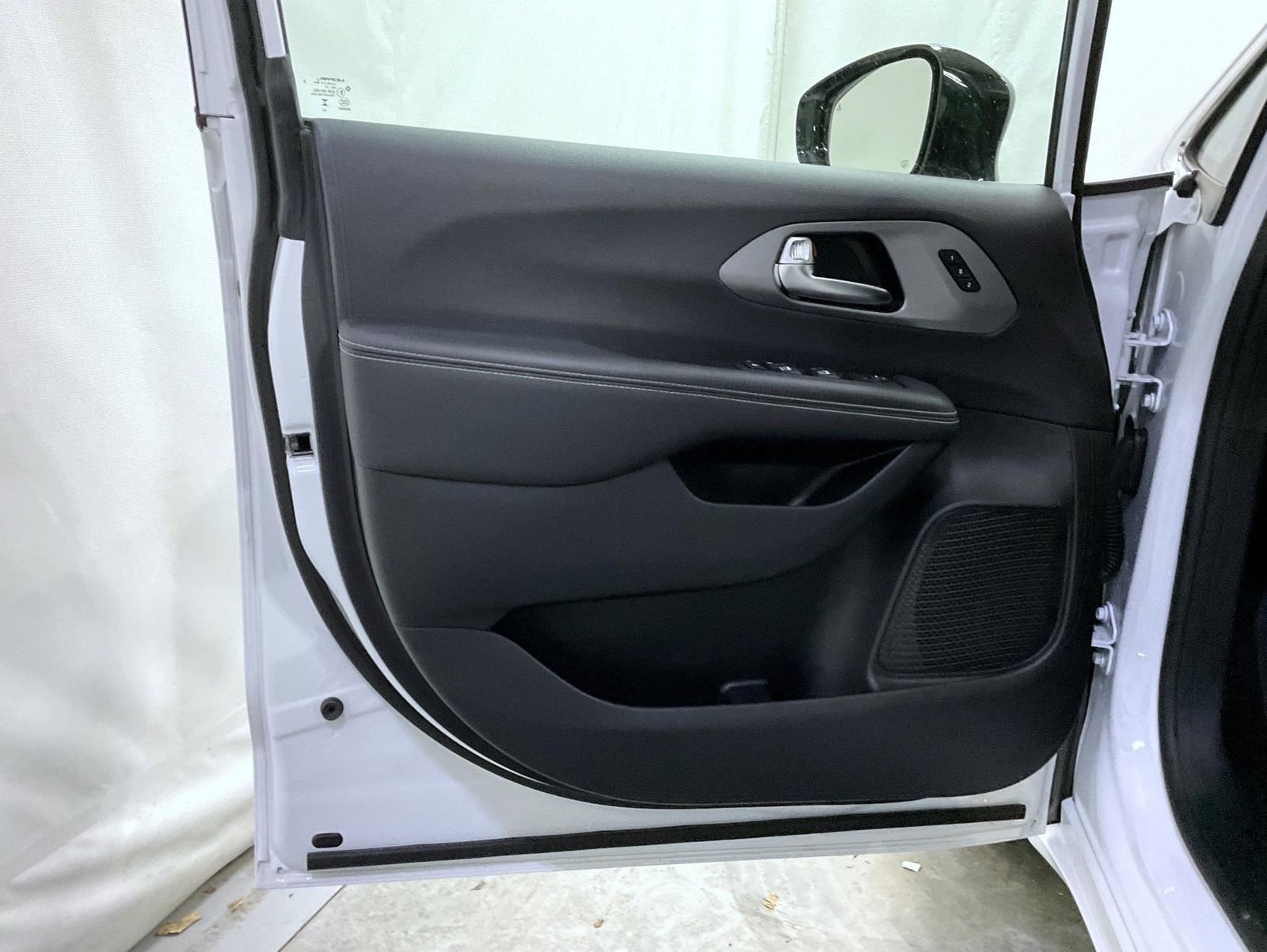 Used 2025 Chrysler Pacifica Select image 10