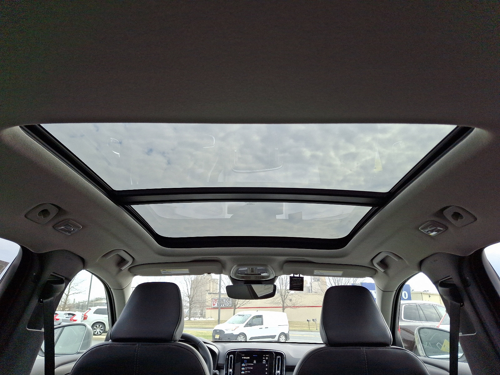 Used 2025 Volvo XC40 B5 Ultra w/ Climate Package image 10