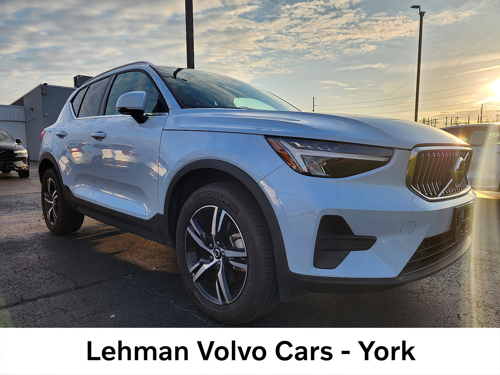 Certified 2025 Volvo XC40 B5 Core image 1