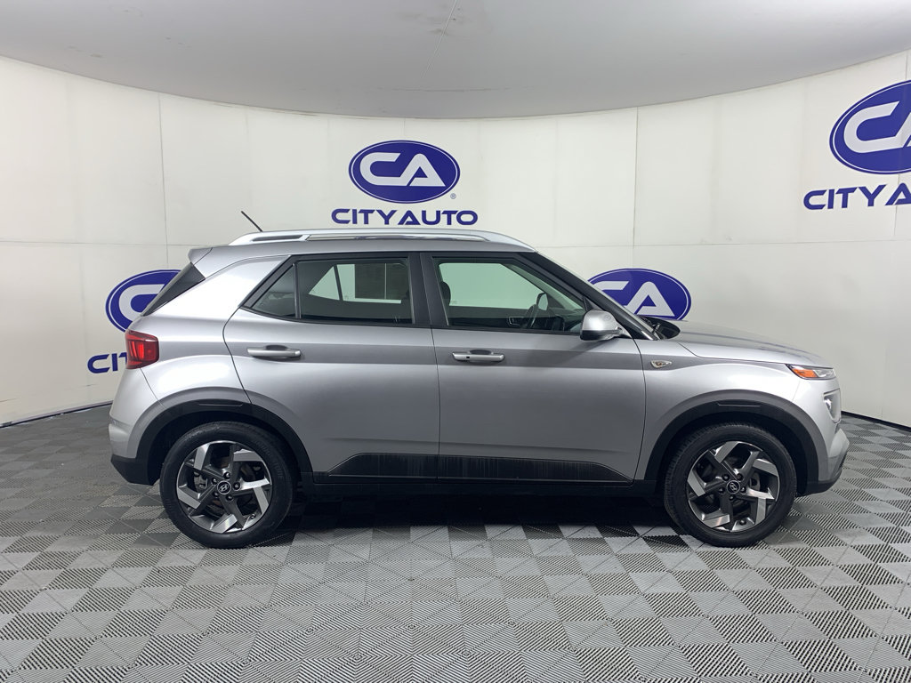 Used 2024 Hyundai Venue SEL FWD image 2