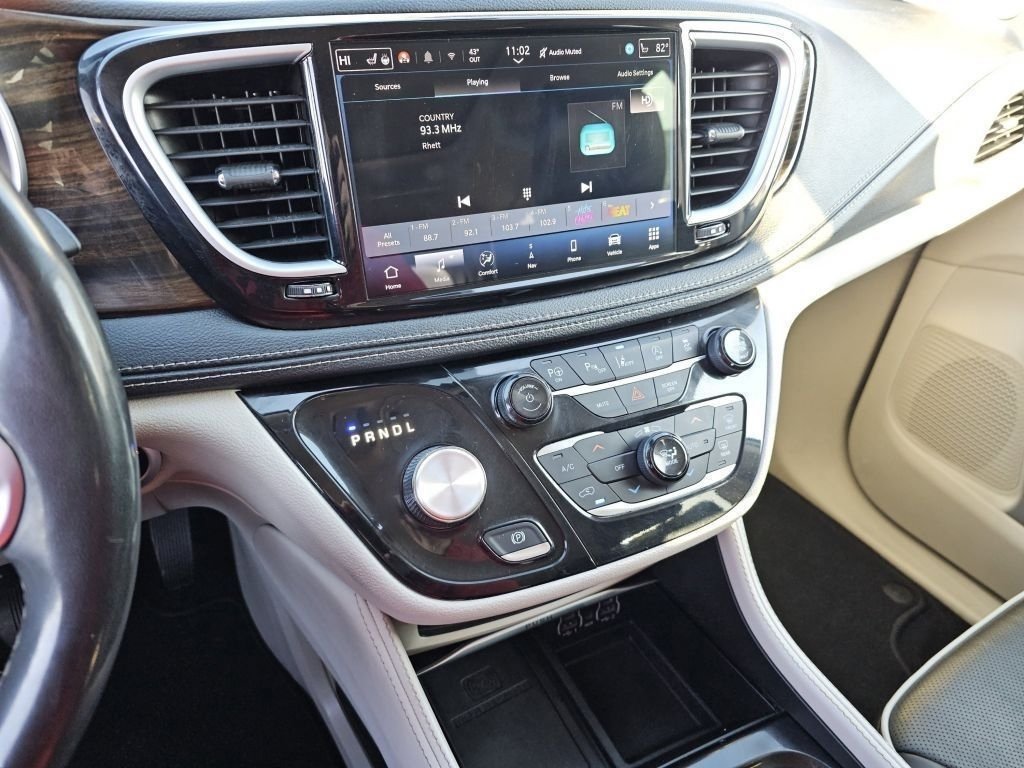 Used 2023 Chrysler Pacifica Limited AWD/4WD image 32
