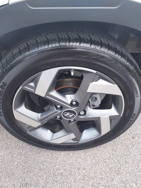 Certified 2025 Hyundai Venue SEL FWD image 35