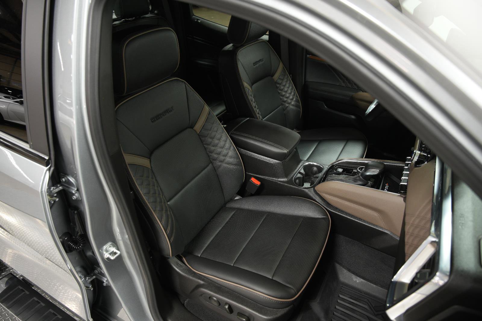 Used 2025 GMC Canyon Denali image 14