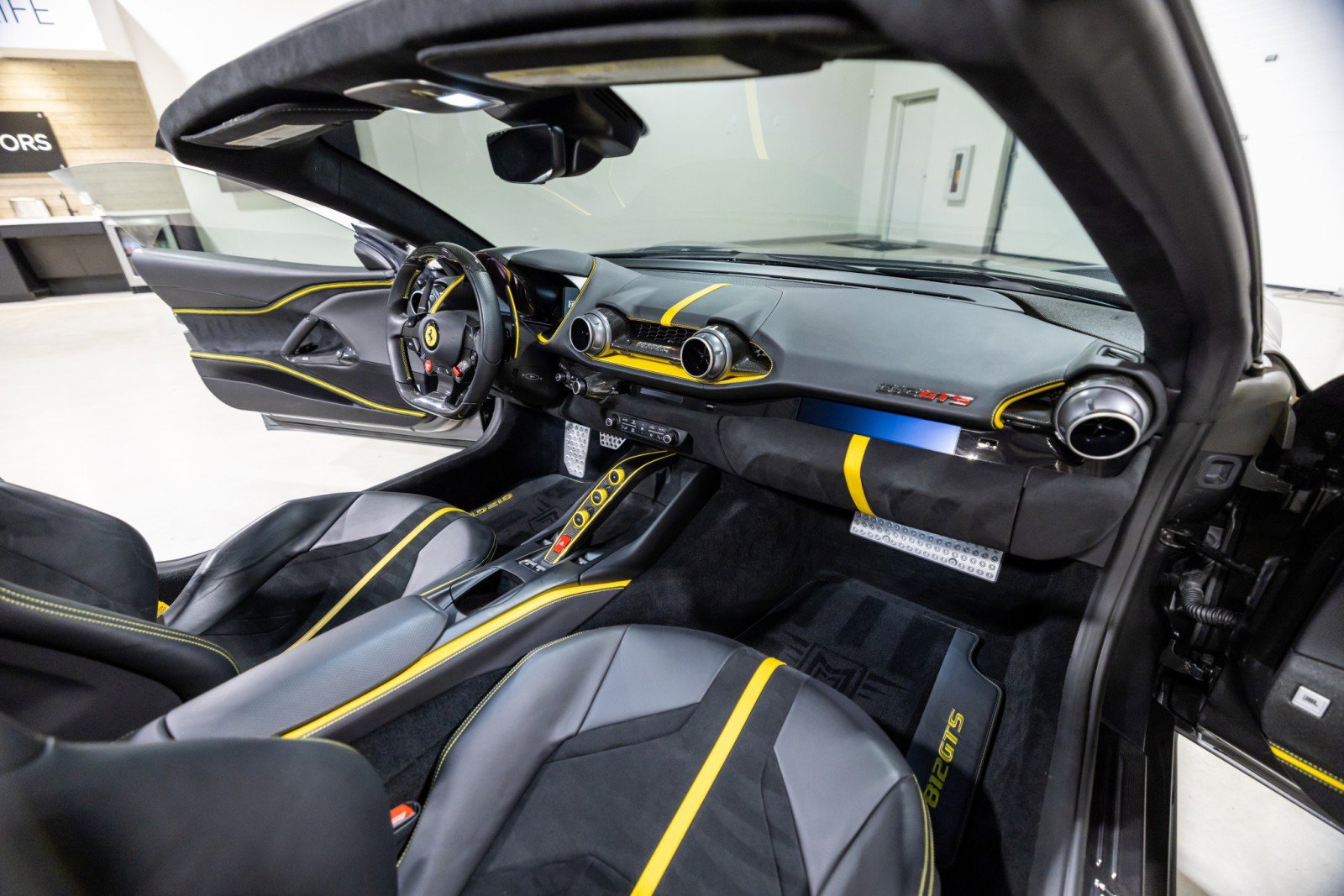 Used 2023 Ferrari 812 GTS image 40