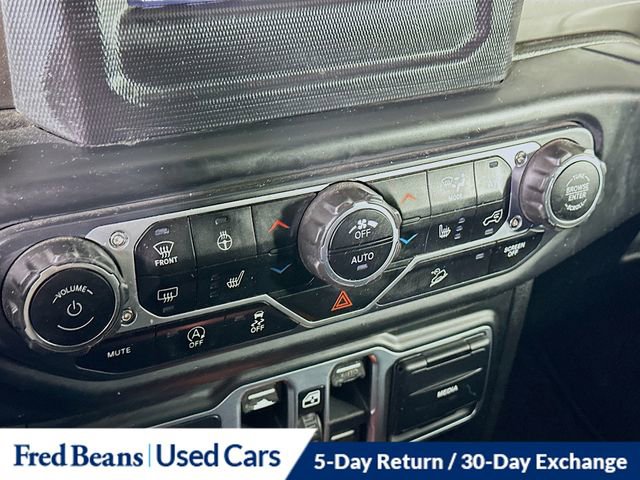 Used 2018 Jeep Wrangler Unlimited Sahara w/ Cold Weather Group image 18