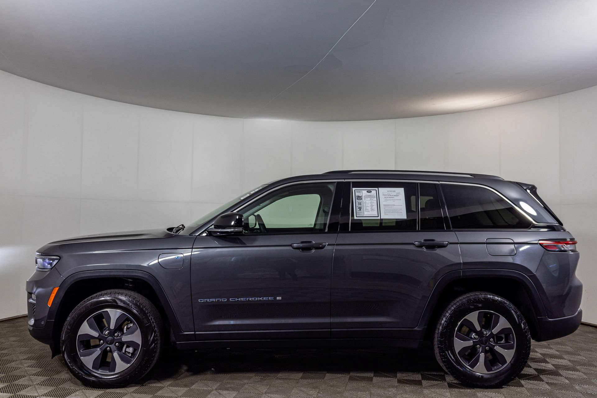 Used 2022 Jeep Grand Cherokee Limited 4xe w/ Luxury Tech Group II AWD/4WD image 25