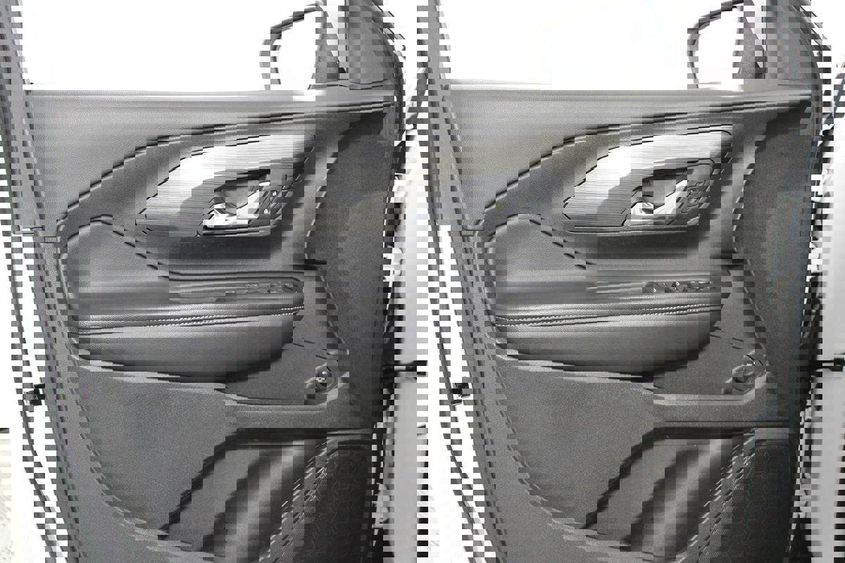 Used 2023 GMC Terrain SLE w/ Driver Convenience Package image 34