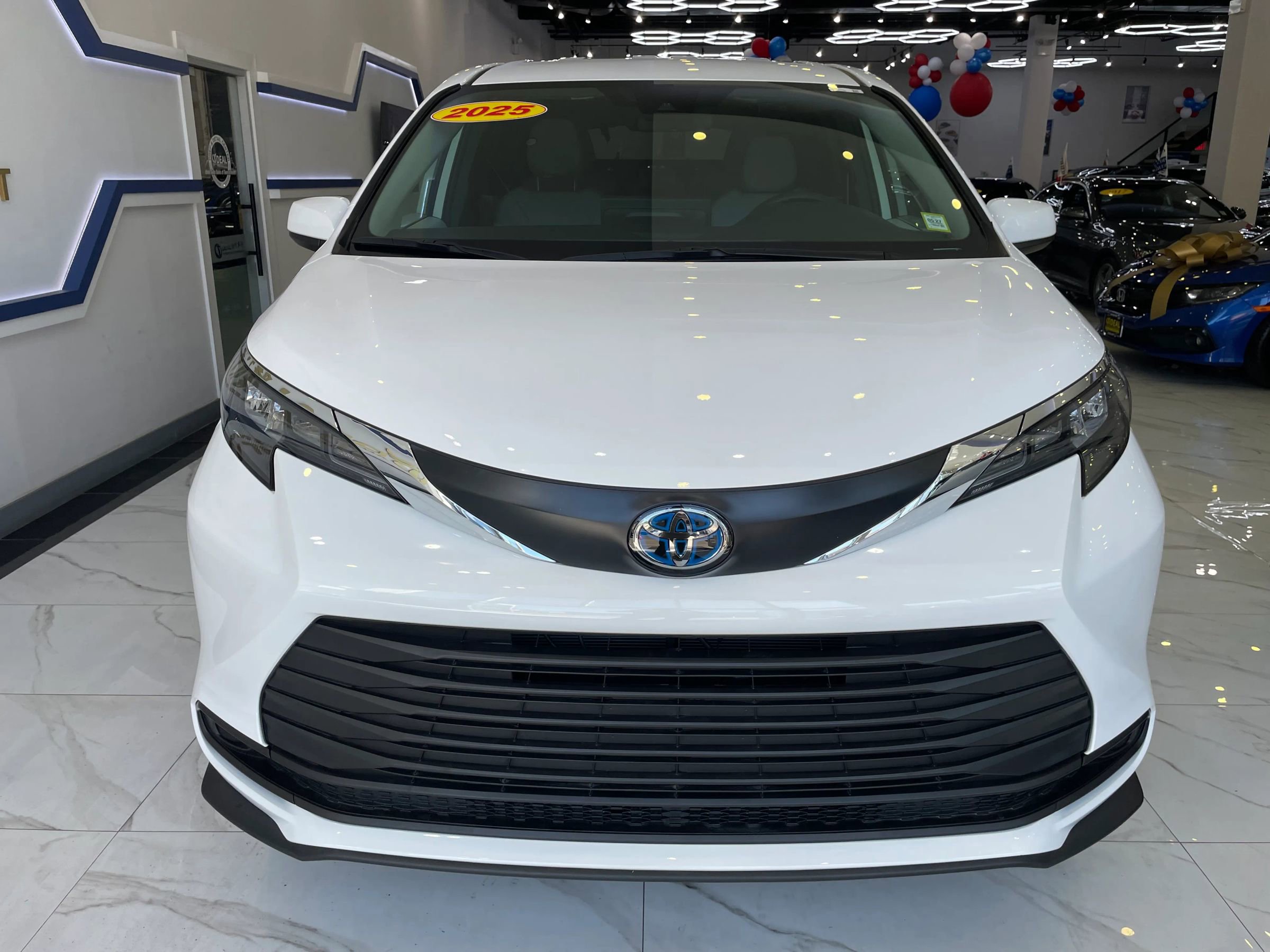 Used 2025 Toyota Sienna LE FWD image 2